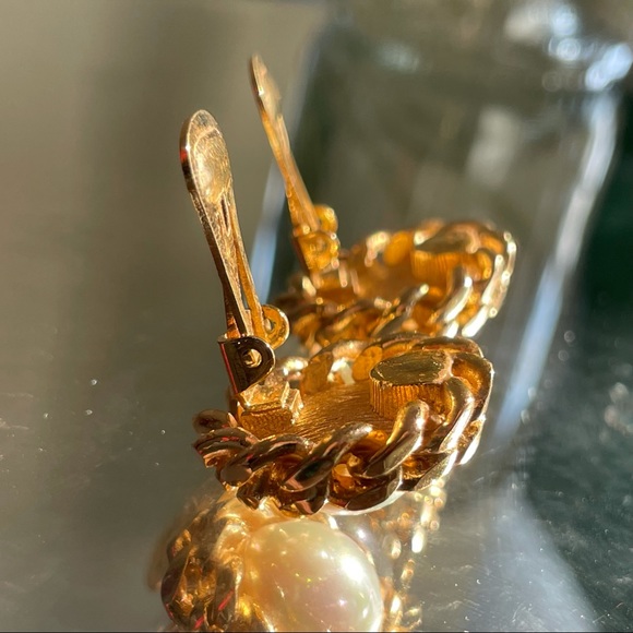 Christian Dior
Vintage
Clip-On
Pearl Gold
Earrings - Picture 3 of 9